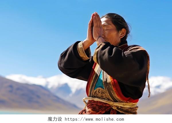 穿着藏服的藏族人在山顶上祈祷亚洲西藏文化少数民族